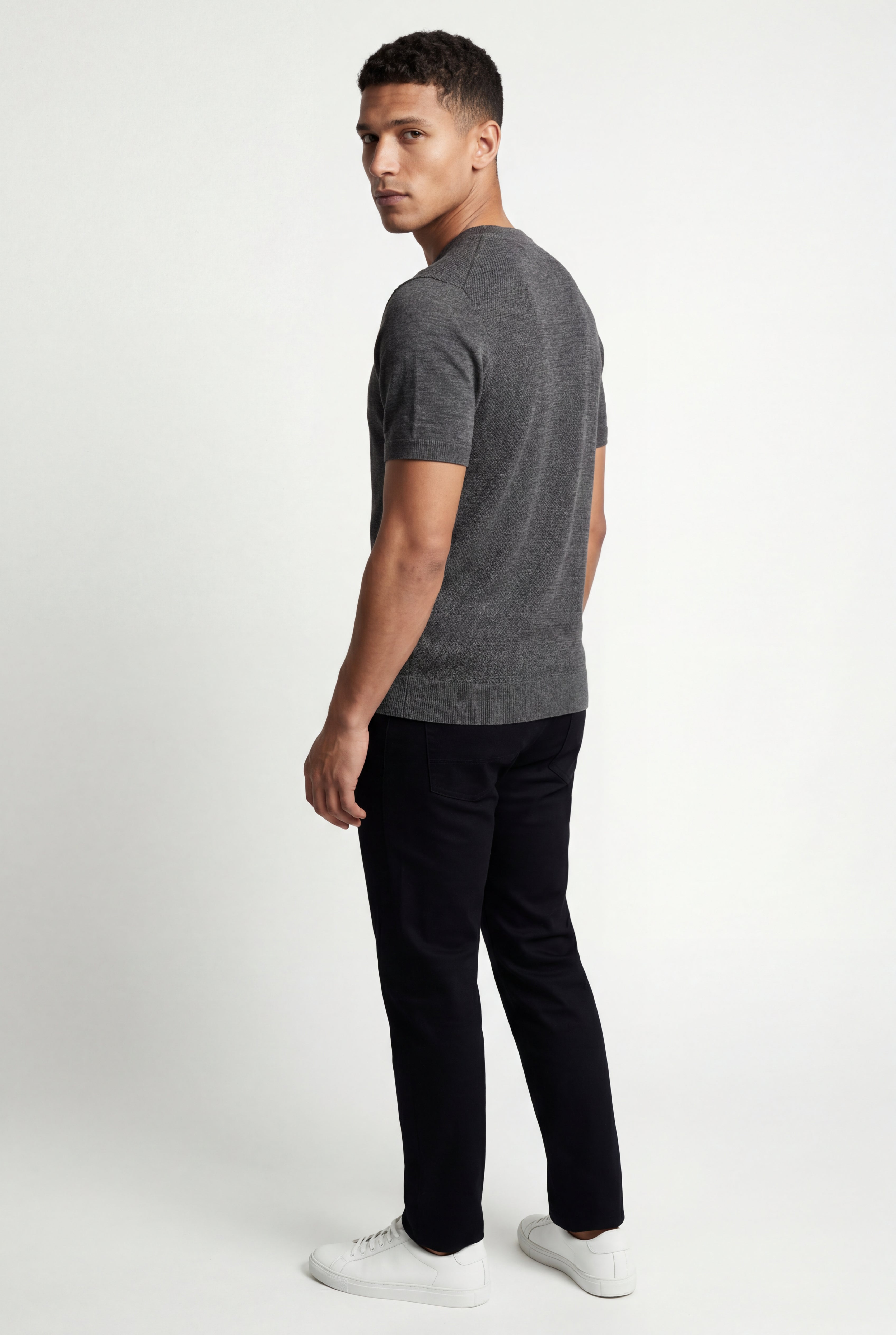 Fitted T-shirt for everyday wear – Short-sleeved knitted T-shirt for men
