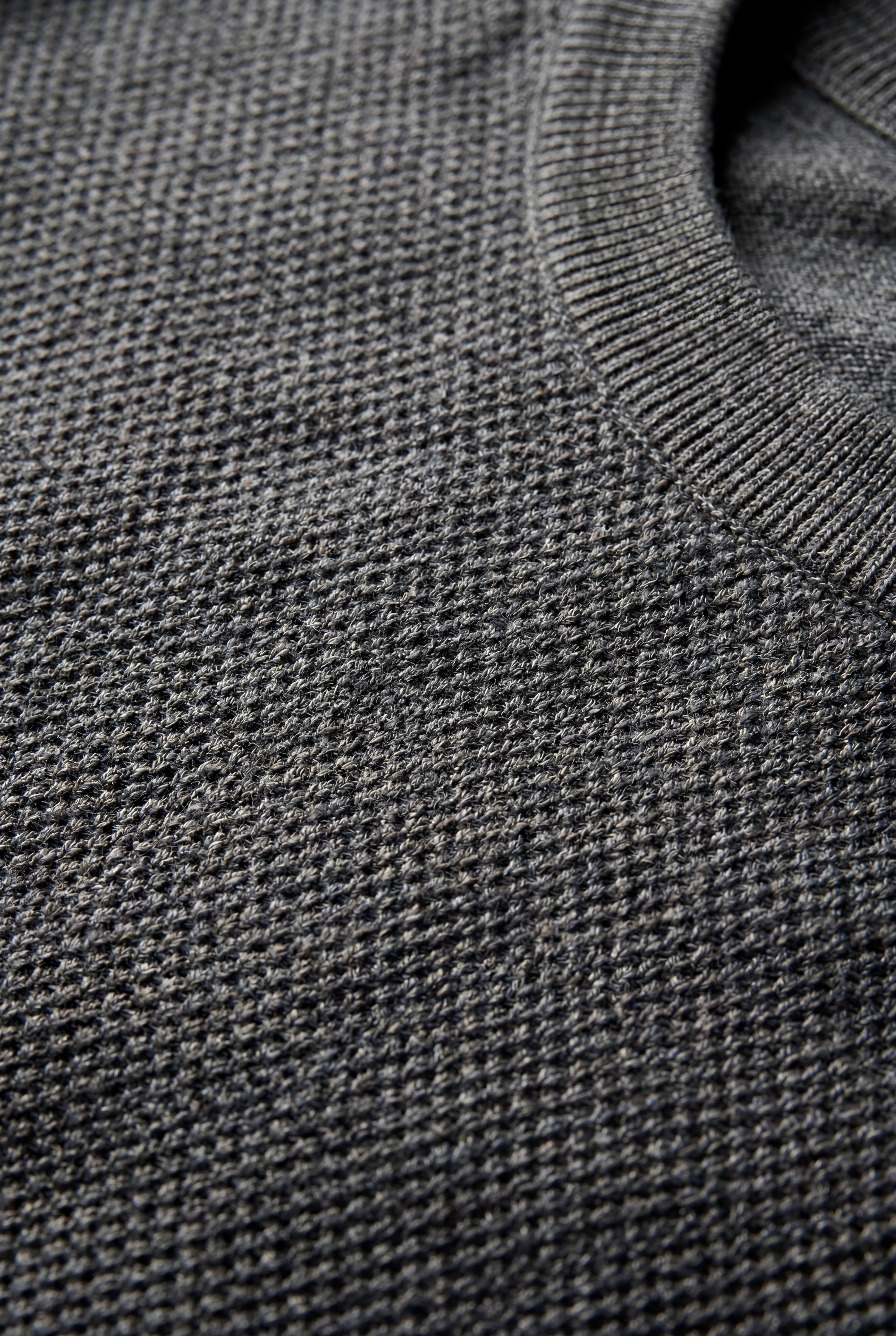 Fitted T-shirt for everyday wear – Short-sleeved knitted T-shirt for men