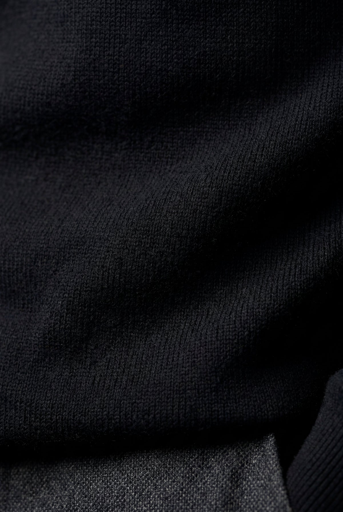 Men's Fine Knit High Neck Jumper in Fitted Cut