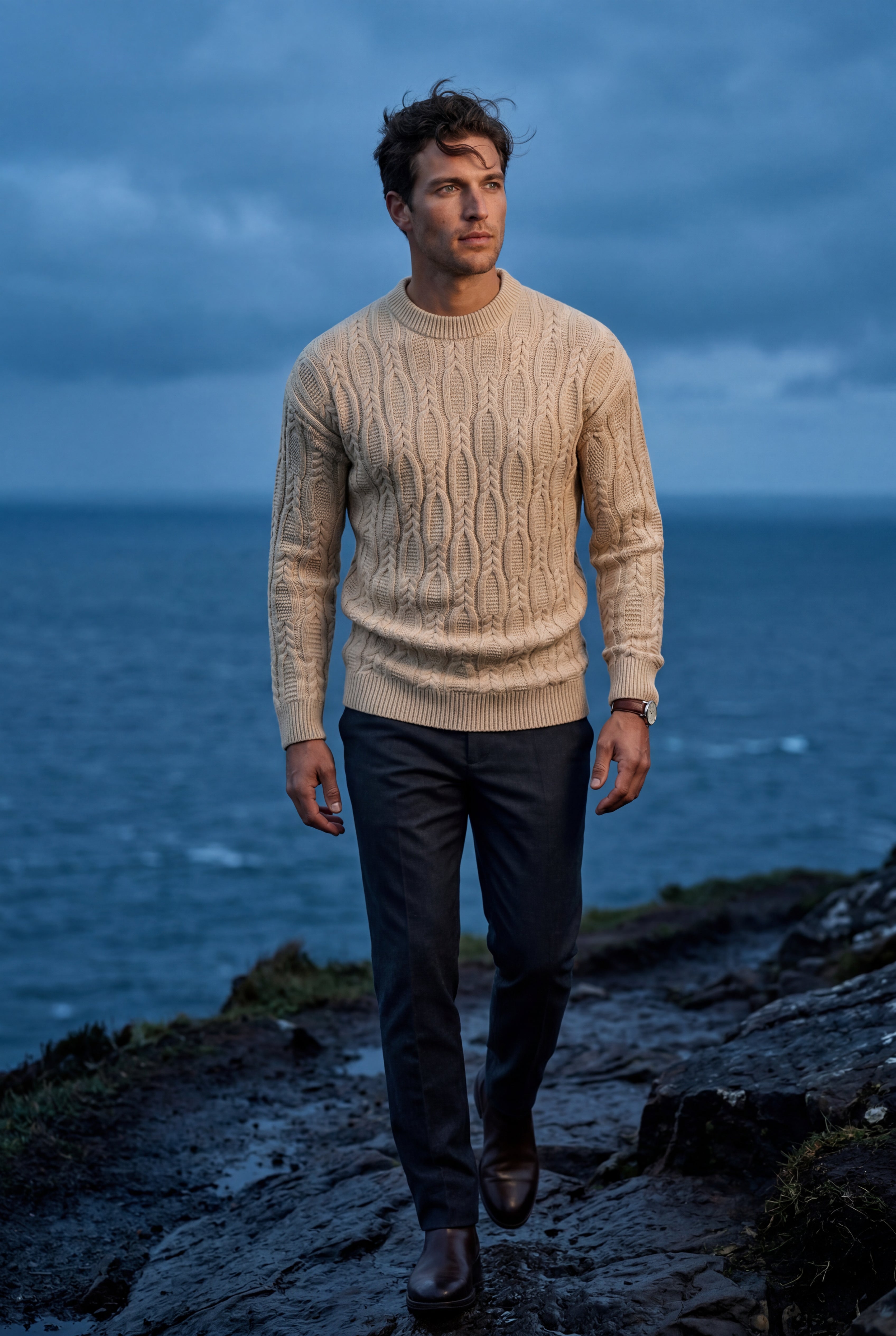 A chunky cable-knit jumper for cold days – Men’s round-neck jumper