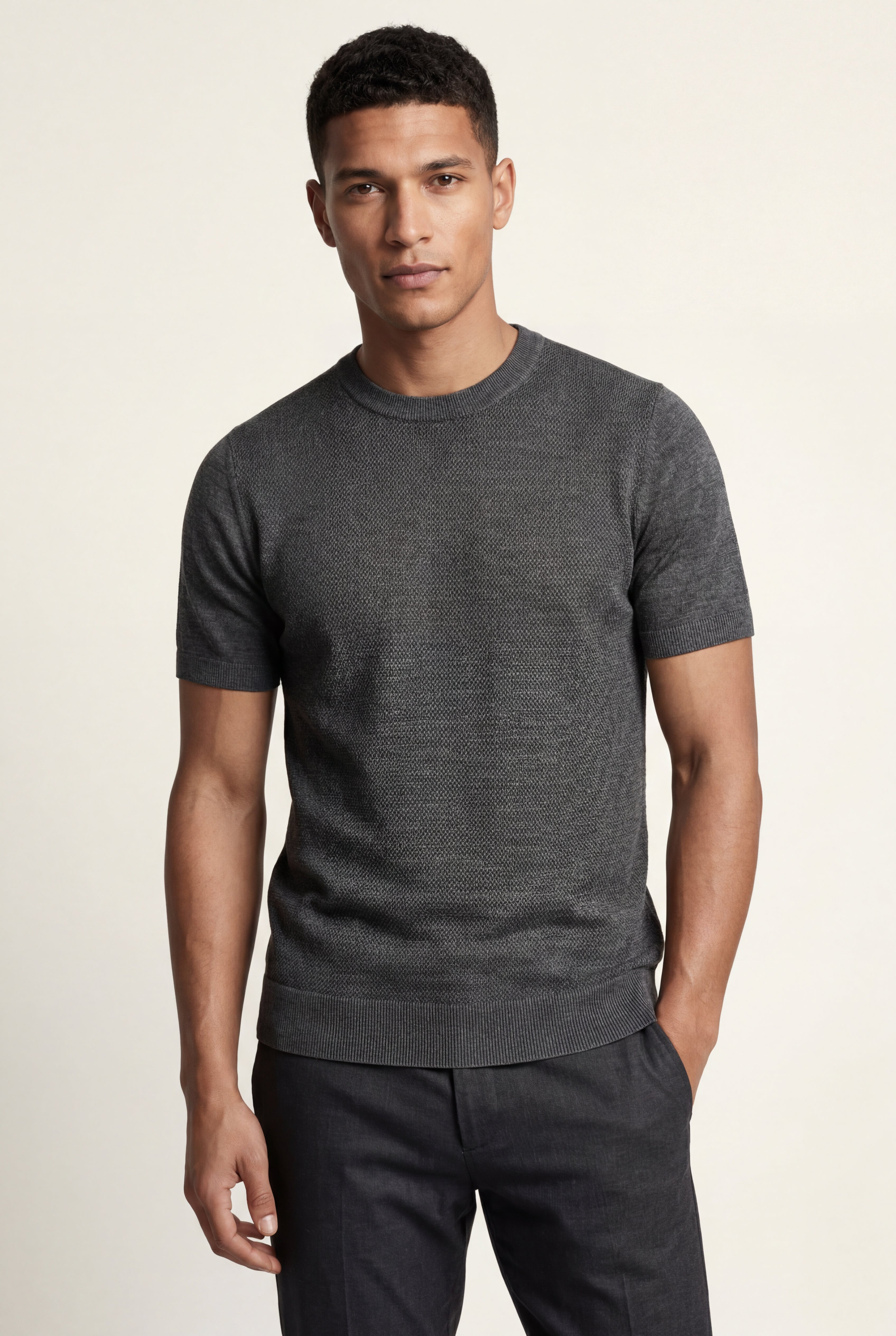 Fitted T-shirt for everyday wear – Short-sleeved knitted T-shirt for men