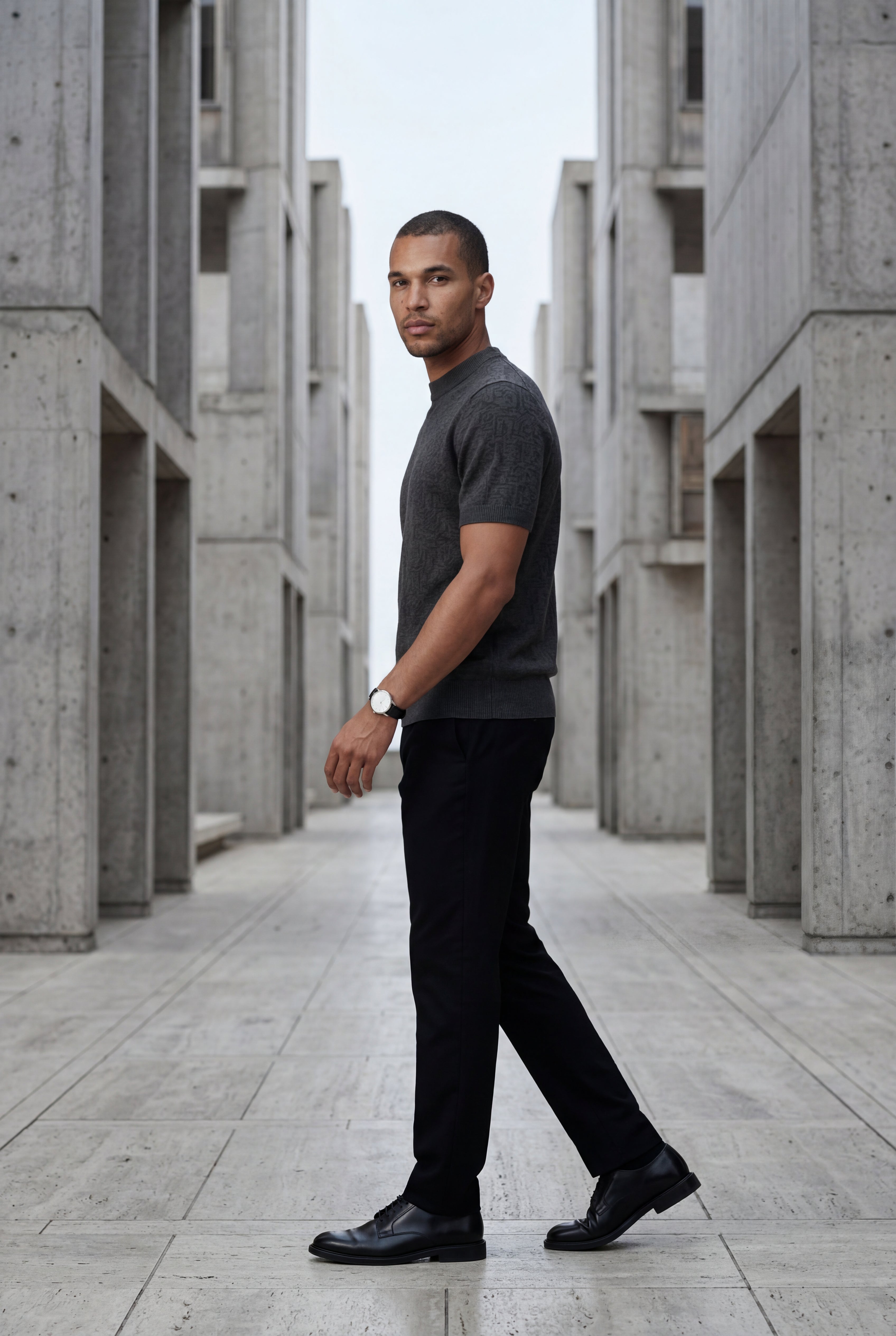 Fitted T-shirt for everyday wear – Short-sleeved knitted T-shirt for men