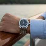 Men’s Stainless Steel Quartz Watch with Integrated Bracelet and Date Display